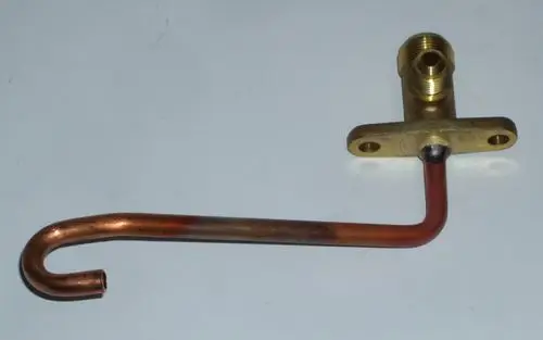 Kupfer- und Messingventil mit einem gebogenen Ende, geeignet für den Anschluss an Daikin-Anlagen, ermöglicht die Regelung der Flüssigkeitszufuhr.